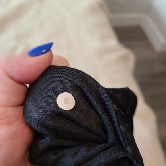 Lululemon Size 8 Wunder Under Black Polka Dot Pattern - Picture 2 of 4